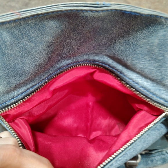 Tano distressed crossbody bag - Picture 4 of 7